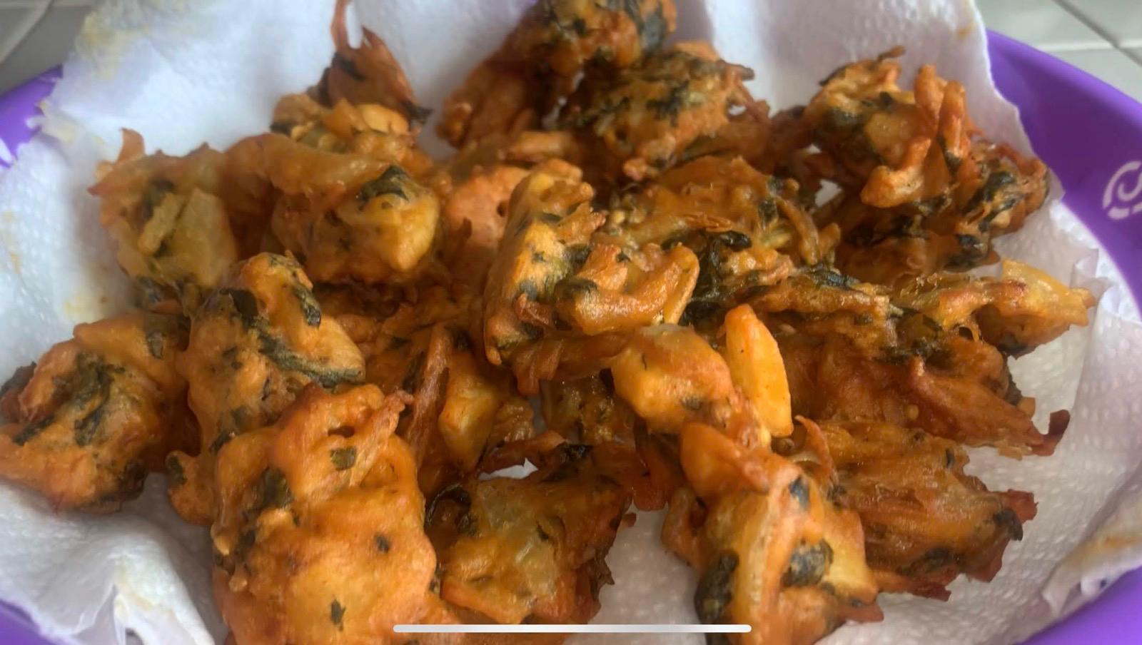 Crispy Hot Onion & Spinach Pakoras